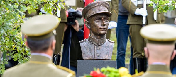 Открытие памятника командиру лесных братьев Адольфасу Раманаускасу (Ванагасу) на Антакальнисском кладбище в Вильнюсе - Sputnik Литва