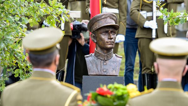 Открытие памятника командиру лесных братьев Адольфасу Раманаускасу (Ванагасу) на Антакальнисском кладбище в Вильнюсе - Sputnik Литва