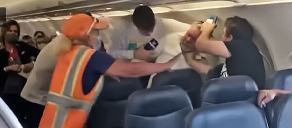 В Сети появилось видео ковидной драки на борту самолета В Сети появилось видео ковидной драки на борту самолета - Sputnik Lietuva