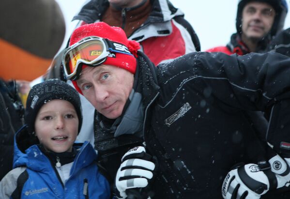 Глава правительства РФ Владимир Путин на горнолыжном склоне у гостиницы Поляна под Сочи - Sputnik Lietuva