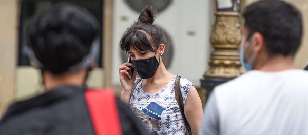 Прохожие в масках  - Sputnik Литва