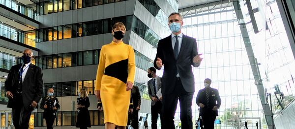 Президент Эстонии Кести Кальюлайд в Брюсселе на встрече с еврокомиссаром Валдисом Домбровскисом - Sputnik Lietuva