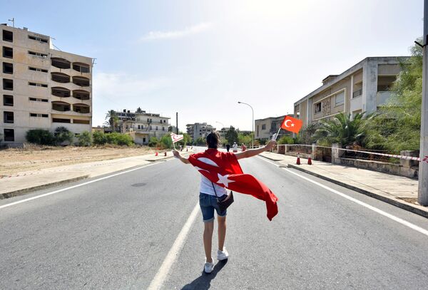 Женщина с флагами Турции и Северного Кипра в прибрежном районе Вароши - Sputnik Литва