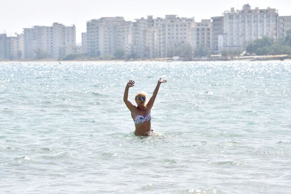 Девушка на пляже в районе в открытом районе Вароши на Кипре - Sputnik Литва