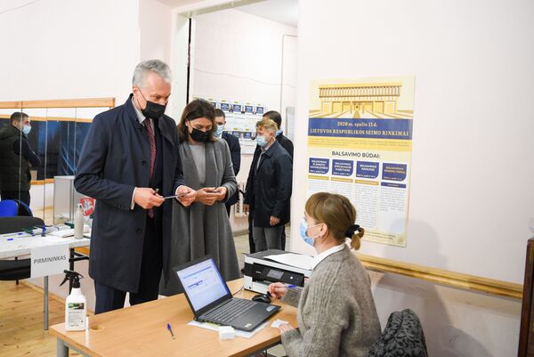 Это праздник демократии: президент Литвы проголосовал на выборах в Сейм - Sputnik Литва