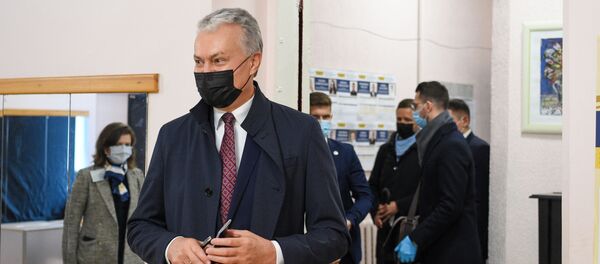 Президент Литвы Гитанас Науседа на избирательном участке - Sputnik Литва