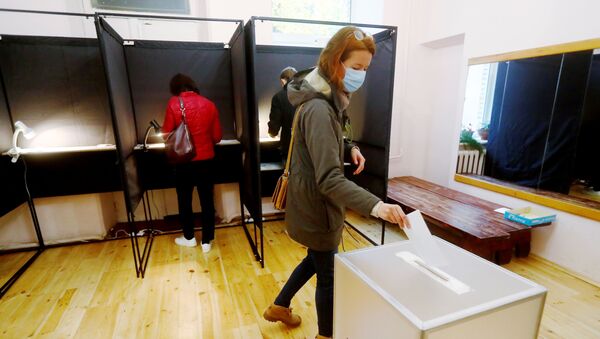 Женщина голосует на выборах Сейм, Вильнюс, Литва, 11 октября 2020  - Sputnik Lietuva