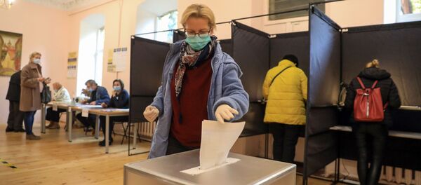 Женщина голосует на выборах Сейм, Вильнюс, Литва, 11 октября 2020 Женщина голосует на выборах Сейм, Вильнюс, Литва, 11 октября 2020 - Sputnik Литва
