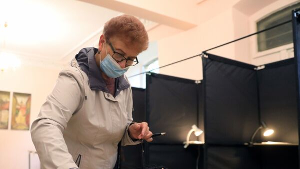 Женщина голосует на выборах Сейм, Вильнюс, Литва, 11 октября 2020 - Sputnik Литва