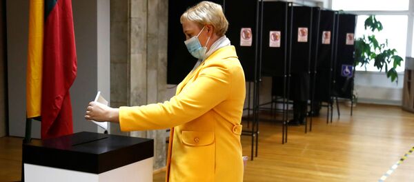 Женщина голосует на выборах Сейм, Тракай, Литва, 11 октября 2020 - Sputnik Литва