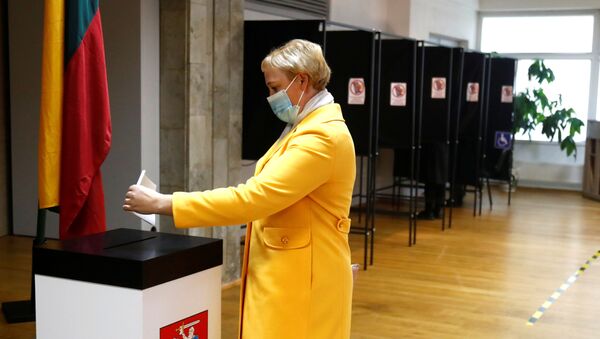 Женщина голосует на выборах Сейм, Тракай, Литва, 11 октября 2020 - Sputnik Lietuva