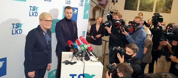 Ингрида Шимоните и Габриэлюс Ландсбергис дают интервью журналистам после голосования - Sputnik Литва