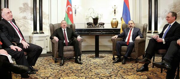 Президент Азербайджана Ильхам Алиев и премьер-министр Армении Никол Пашинян во время встречи по вопросам урегулирования Карабахского конфликта в Вене. 29 марта 2019 - Sputnik Литва