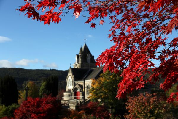 Церковь Питлохри в Шотландии на фоне осенней листвы - Sputnik Lietuva