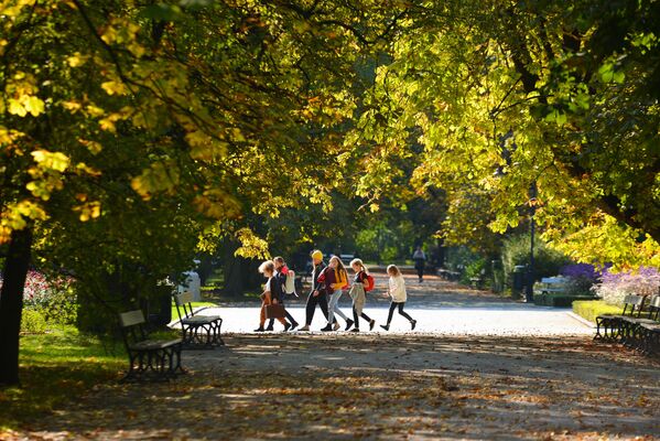 Дети гуляют в парке Варшавы - Sputnik Lietuva