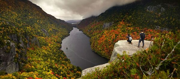 Фотографы на склоне горы Нижняя Волчья Челюсть в Адирондаке, США Фотографы на склоне горы Нижняя Волчья Челюсть в Адирондаке, США - Sputnik Lietuva