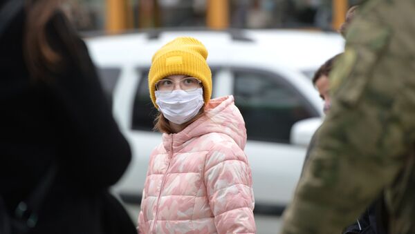 Девочка в защитной маске на улице - Sputnik Lietuva
