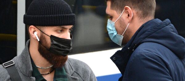 Молодые люди в защитных масках Молодые люди в защитных масках - Sputnik Lietuva