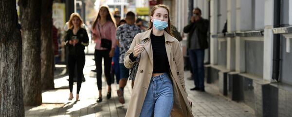 Девушка в медицинской маске - Sputnik Литва