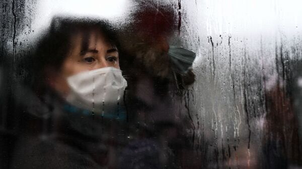 Пассажиры в медицинских масках в автобусе - Sputnik Lietuva