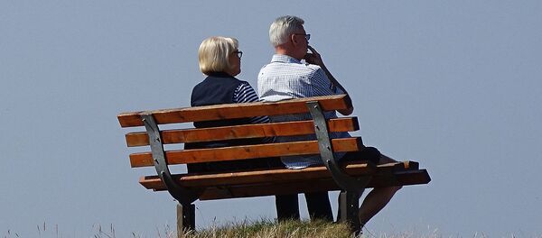 Пожилая пара на скамейке - Sputnik Литва