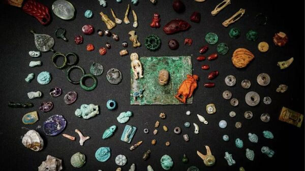 Amuletai, brangakmeniai ir dekoratyviniai dirbiniai iš fajanso, bronzos, kaulų ir gintaro, rasti kasinėjimų metu Pompėjoje - Sputnik Lietuva
