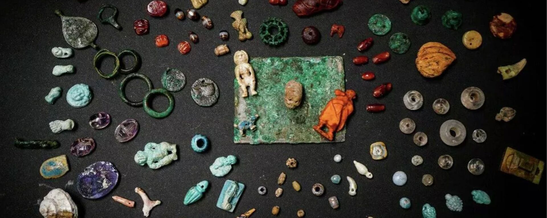 Amuletai, brangakmeniai ir dekoratyviniai dirbiniai iš fajanso, bronzos, kaulų ir gintaro, rasti kasinėjimų metu Pompėjoje - Sputnik Lietuva, 1920, 14.10.2020