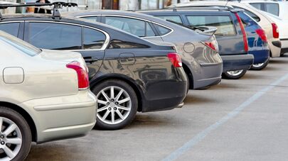 Припаркованные машины на парковке