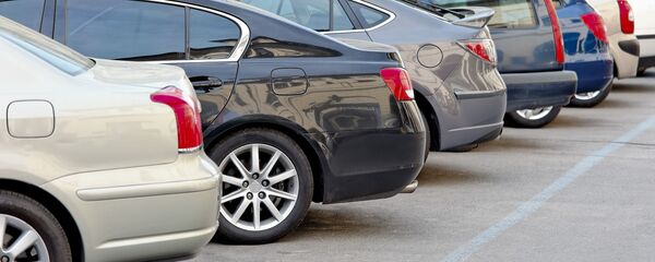 Припаркованные машины на парковке Припаркованные машины на парковке - Sputnik Lietuva