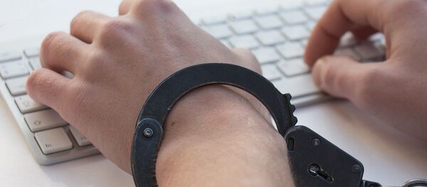 Руки в наручниках на клавиатуре Руки в наручниках на клавиатуре - Sputnik Lietuva