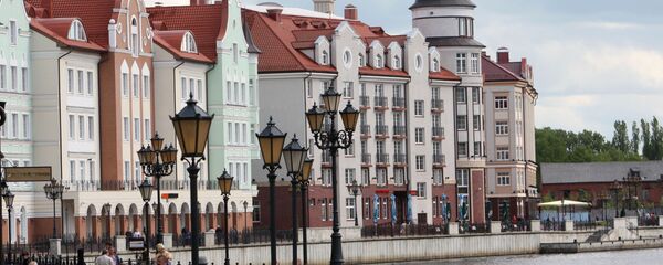 Горожане гуляют по набережной в городском квартале Рыбная деревня в Калининграде Горожане гуляют по набережной в городском квартале Рыбная деревня в Калининграде - Sputnik Литва