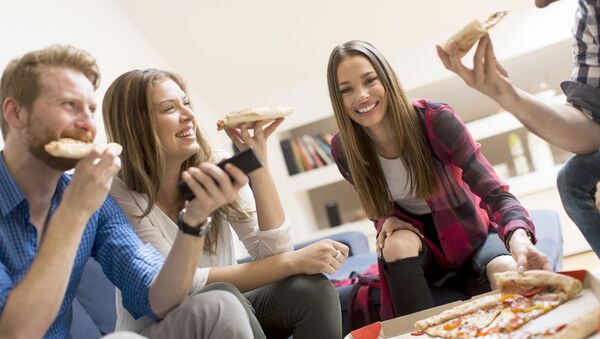 Молодые люди едят пиццу - Sputnik Lietuva