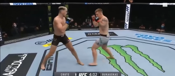 Литовский боец Модестас Букаускас в поединке UFC против австралийца Джимми Крута Литовский боец Модестас Букаускас в поединке UFC против австралийца Джимми Крута - Sputnik Литва