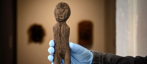 Keltų medinė figūrėlė, aptikta ant ledyno Šveicarijos Alpėse - Sputnik Lietuva