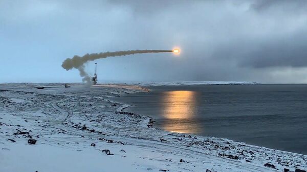 Пуск крылатой ракеты Оникс расчетом БРК Бастион военной базы Арктический трилистник - Sputnik Литва