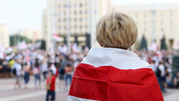 Девушка с флагом оппозиции на митинге в Белоруссии - Sputnik Lietuva
