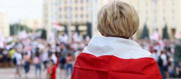 Девушка с флагом оппозиции на митинге в Белоруссии Девушка с флагом оппозиции на митинге в Белоруссии - Sputnik Lietuva