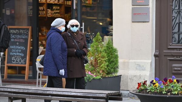 Пожилые женщины в масках на улице Вильнюса - Sputnik Lietuva