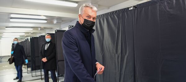 Президент Литвы Гитанас Науседа досрочно проголосовал на втором туре выборов в Сейм - Sputnik Литва