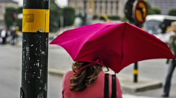 Девушка с зонтиком на сильном ветру - Sputnik Литва