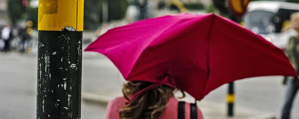 Девушка с зонтиком на сильном ветру - Sputnik Литва