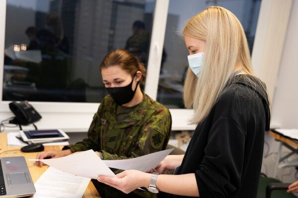 Военнослужащие армии Литвы начали оказание помощи Центру здравоохранения Военнослужащие армии Литвы начали оказание помощи Центру здравоохранения - Sputnik Литва