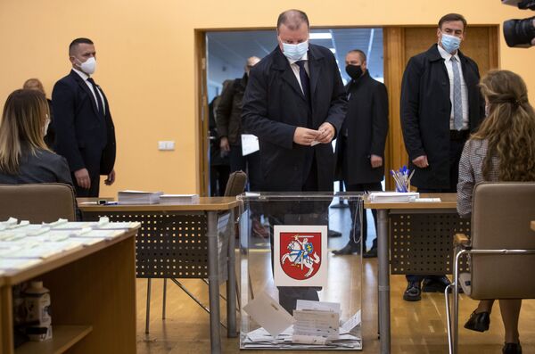 Премьер-министр Литвы Саулюс Сквернялис досрочно проголосовал на втором туре выборов в Сейм - Sputnik Lietuva