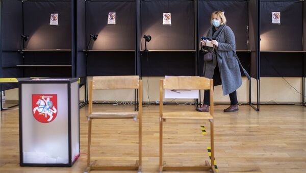 Избирательный участок в Вильнюсе, второй тур парламентских выборов, 25 октября 2020 года - Sputnik Литва
