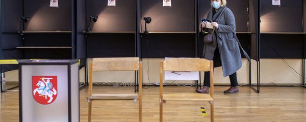 Избирательный участок в Вильнюсе, второй тур парламентских выборов, 25 октября 2020 года - Sputnik Литва