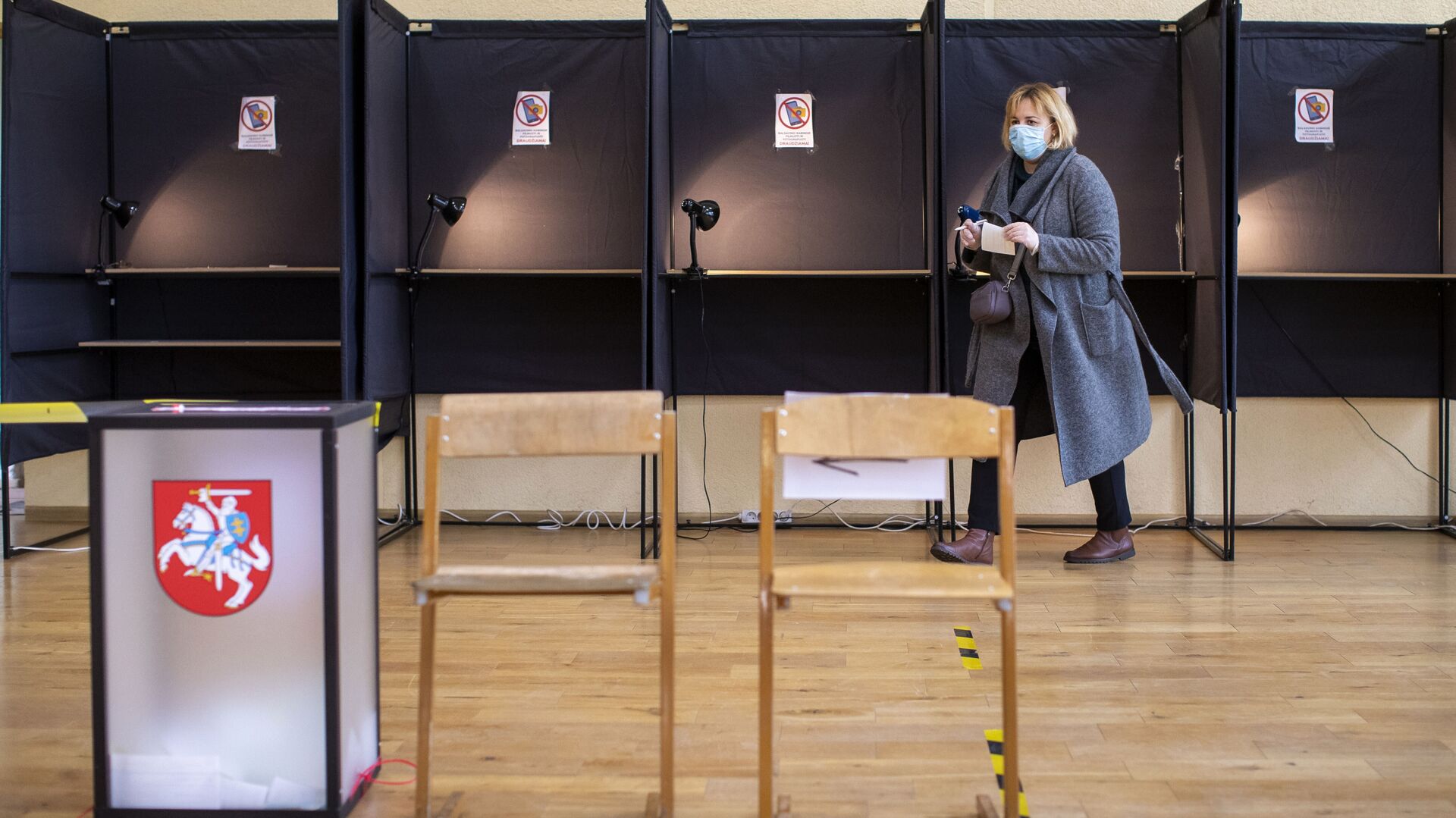 Избирательный участок в Вильнюсе, второй тур парламентских выборов, 25 октября 2020 года - Sputnik Литва, 1920, 05.02.2023