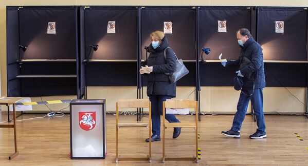 Избирательный участок в Вильнюсе, второй тур парламентских выборов, 25 октября 2020 года  - Sputnik Lietuva