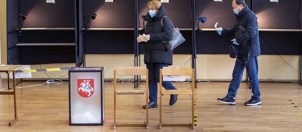 Избирательный участок в Вильнюсе, второй тур парламентских выборов, 25 октября 2020 года Избирательный участок в Вильнюсе, второй тур парламентских выборов, 25 октября 2020 года - Sputnik Lietuva