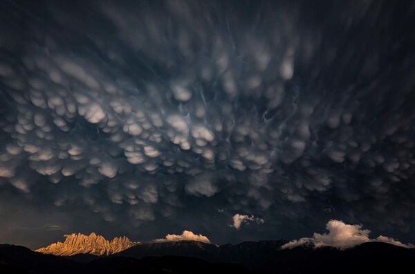 Снимок Mammatus clouds over the Dolomites итальянского фотографа Georg Kantioler, ставший победителем в категории Landscapes конкурса European Wildlife Photographer of the Year 2020 - Sputnik Lietuva