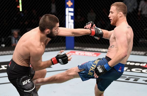 Непобедимый Нурмагомедов выиграл 29-й бой и объявил о завершении карьеры Непобедимый Нурмагомедов выиграл 29-й бой и объявил о завершении карьеры - Sputnik Литва